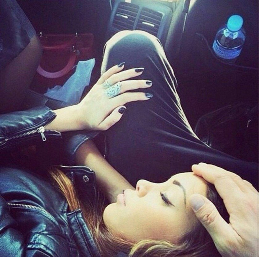 Парень с девушкой в машине