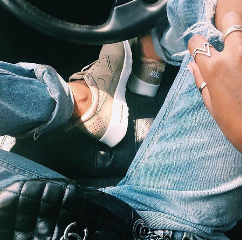 Ноги в рваных джинсах