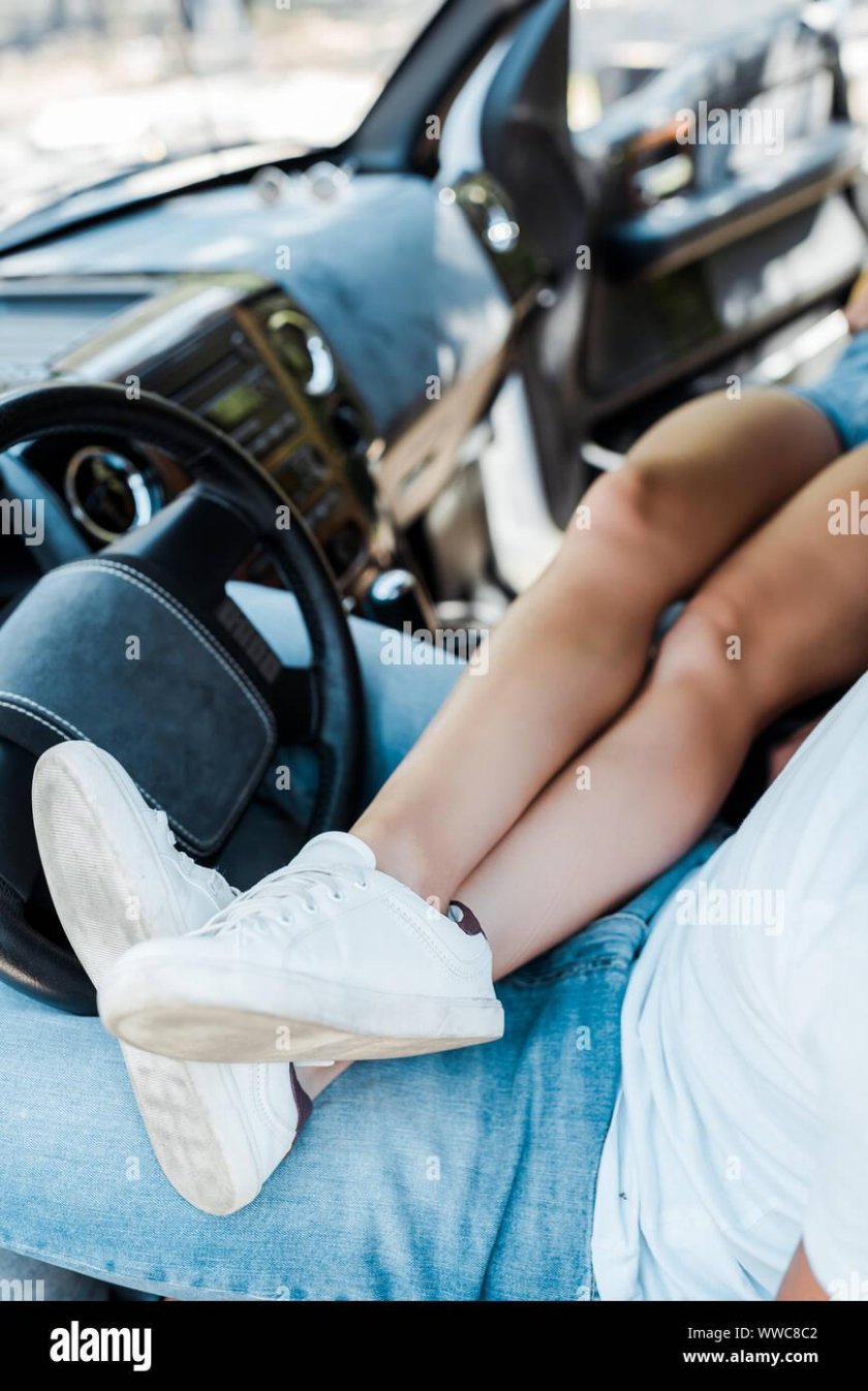 Ноги девушки в машине