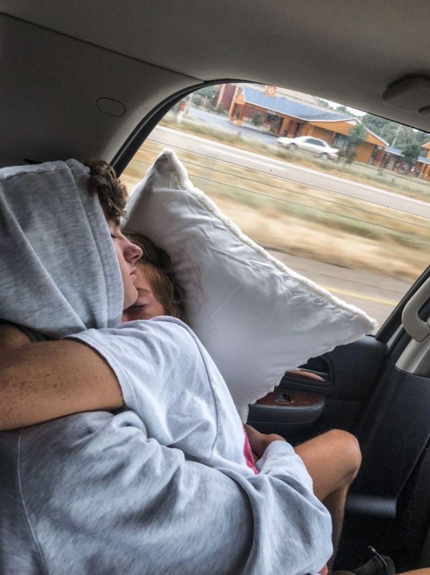 Парочка в машине