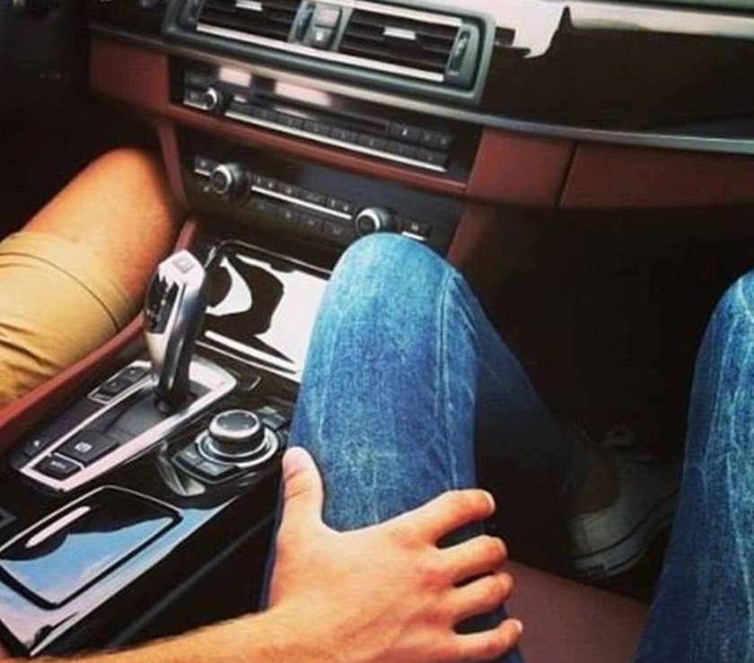 Парень с девушкой в салоне авто