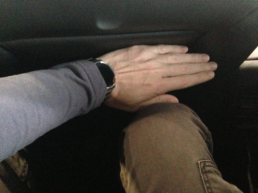 Рука в руке в машине