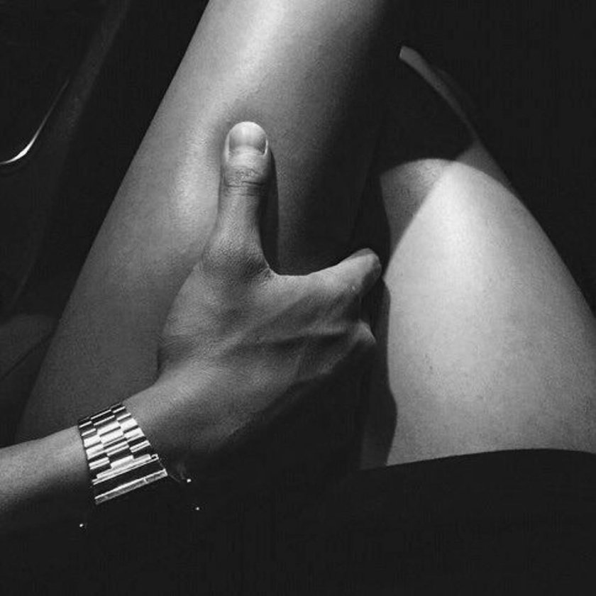 Мужская рука на женской ноге