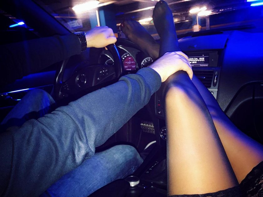 Ноги девушки в мерседесе