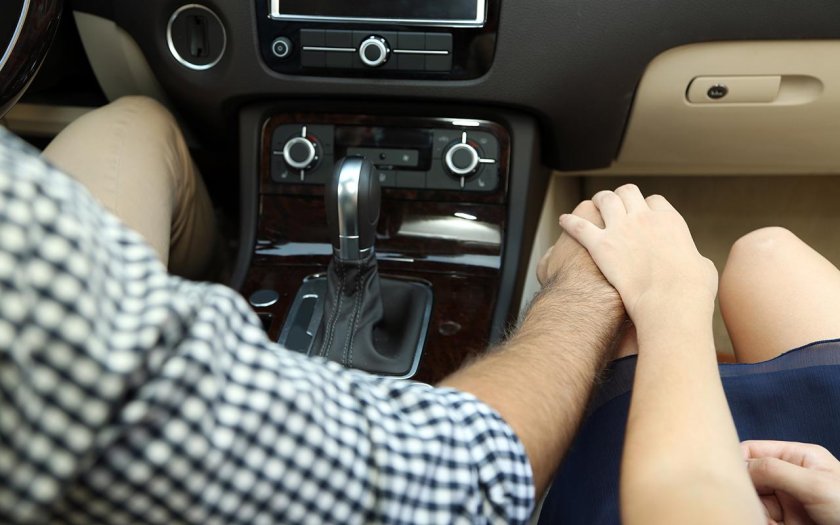 Картинки рука в руке в машине