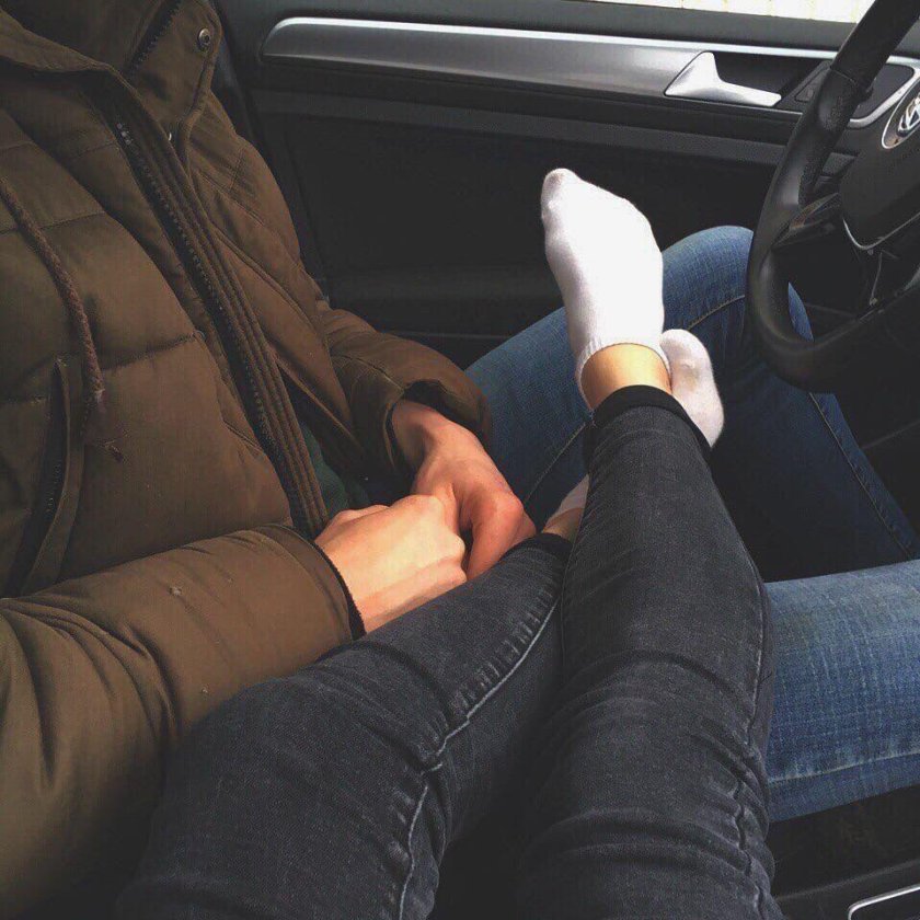 Парень с девушкой в машине