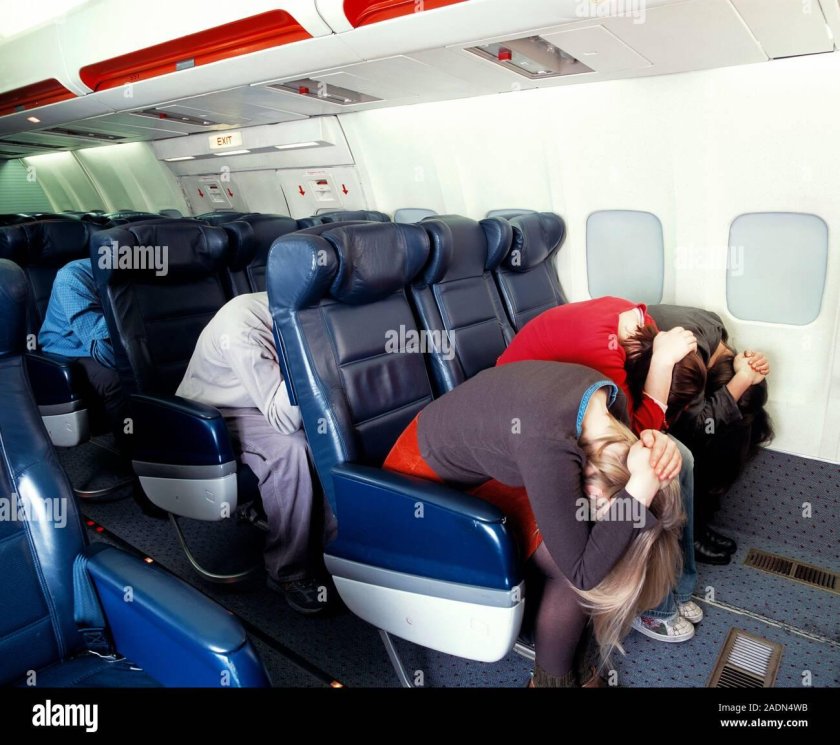 Безопасная поза для бортпроводника в самолете