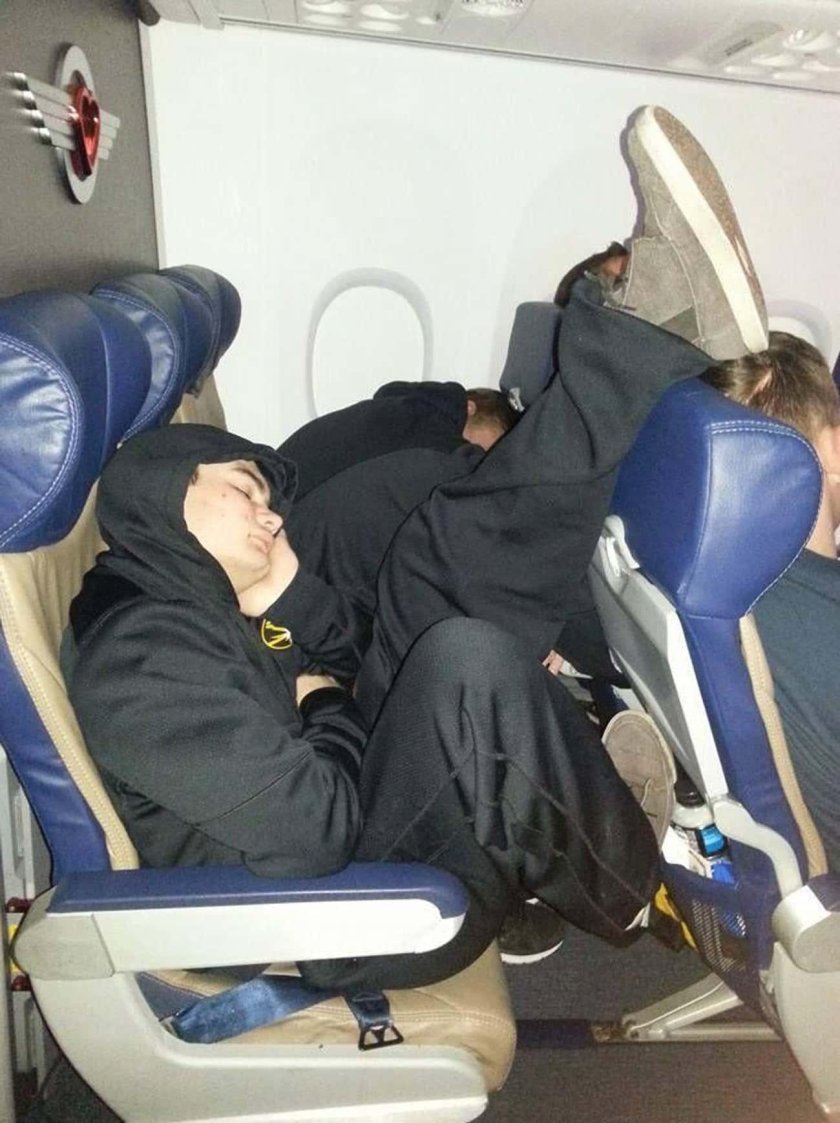 Спать в самолете
