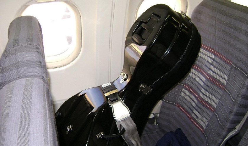 Музыкальные инструменты в салоне самолета