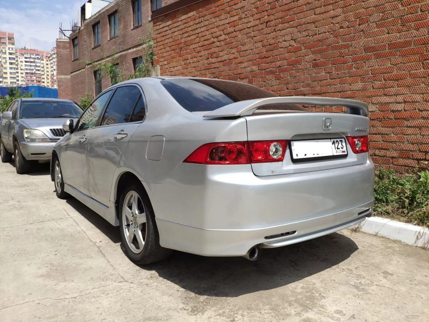Хонда Аккорд 2007 со спойлером