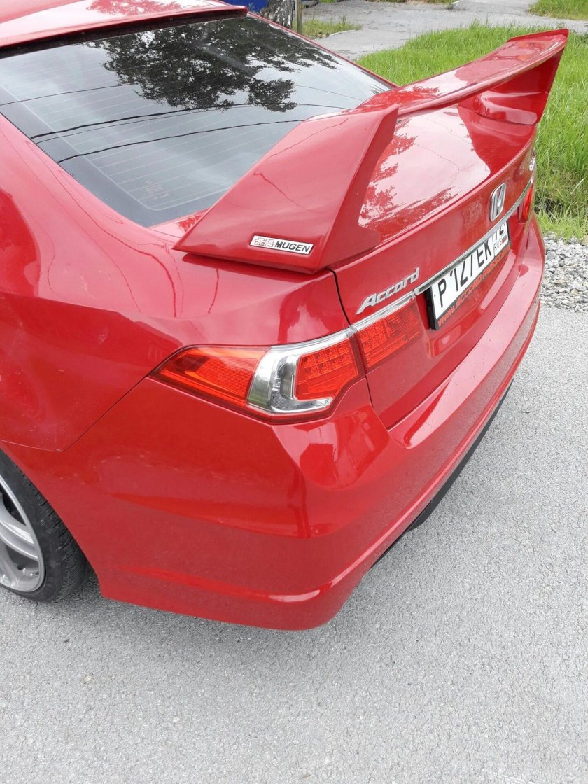 Хонда Аккорд красная со спойлером
