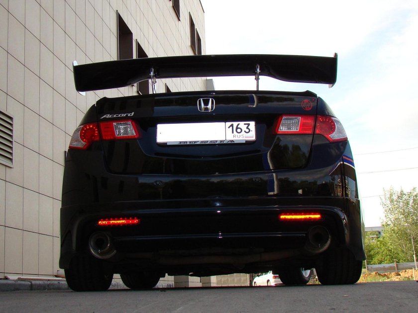 Хонда Аккорд 2007 со спойлером