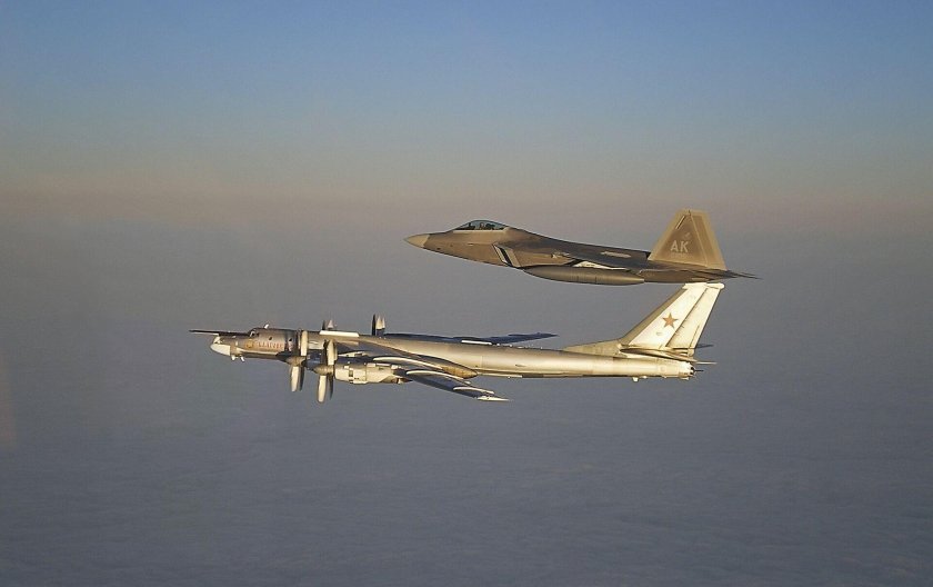 Перехват ту-95мс самолётом f-22 Raptor