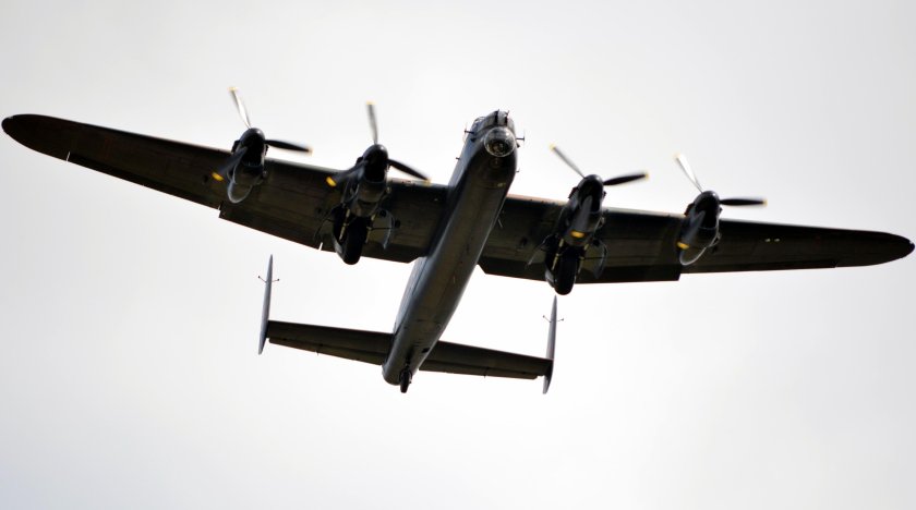 Lancaster бомбардировщик