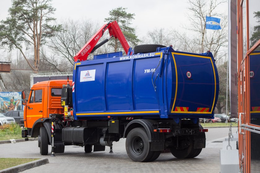 Мусоровоз КАМАЗ С боковой загрузкой 53605