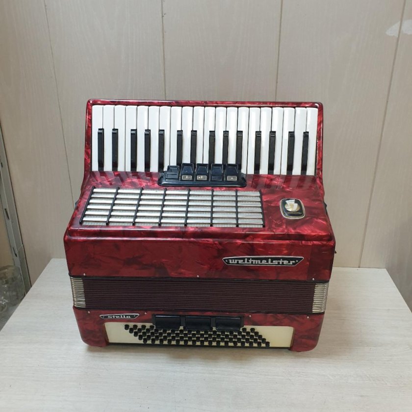 Аккордеон Weltmeister Stella 4/4