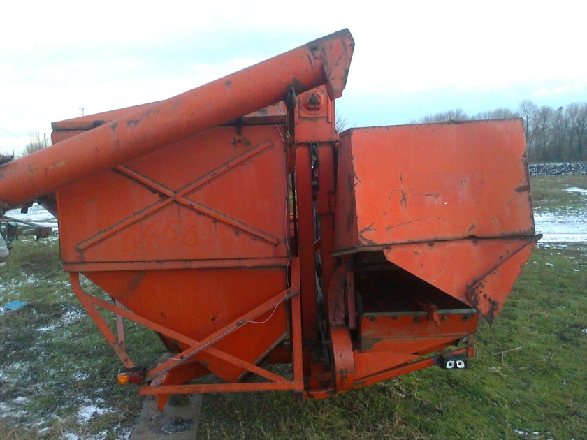 Прицепной зерноуборочный комбайн Азовец 800