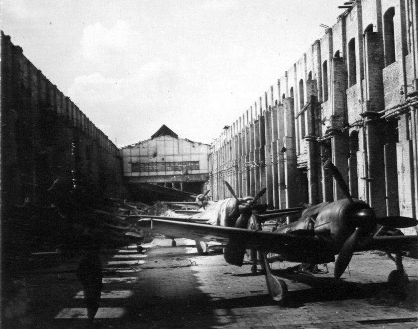 Самолет военный