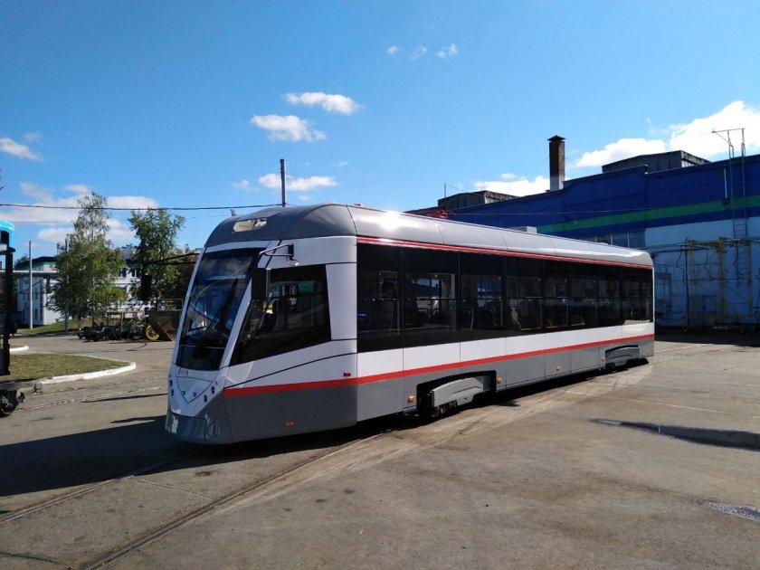 Трамвай т811