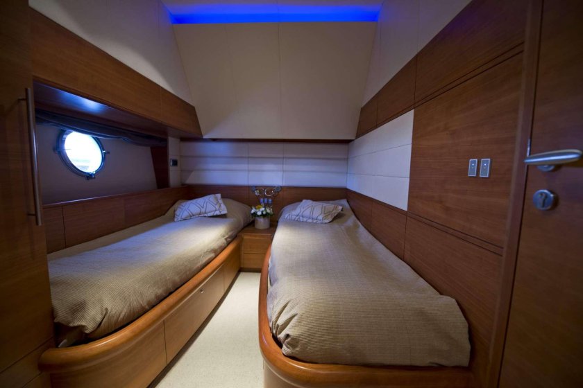 Яхта Максус 22 каюта