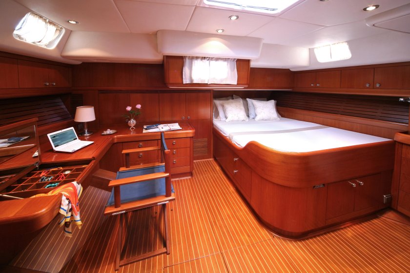 Stingray 208 CR каюта