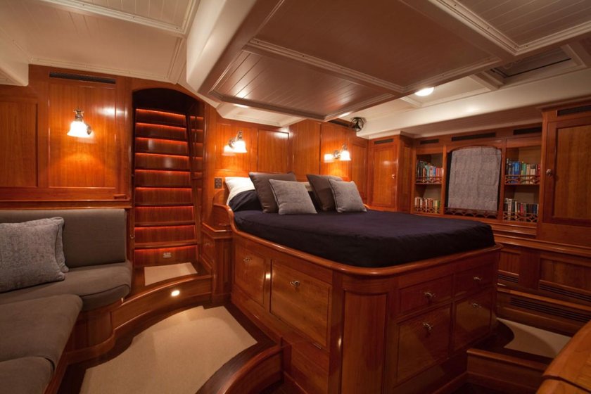 Парусная яхта каюта