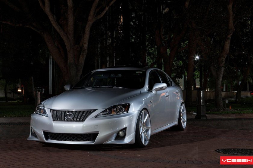 Серебристый Лексус ис250