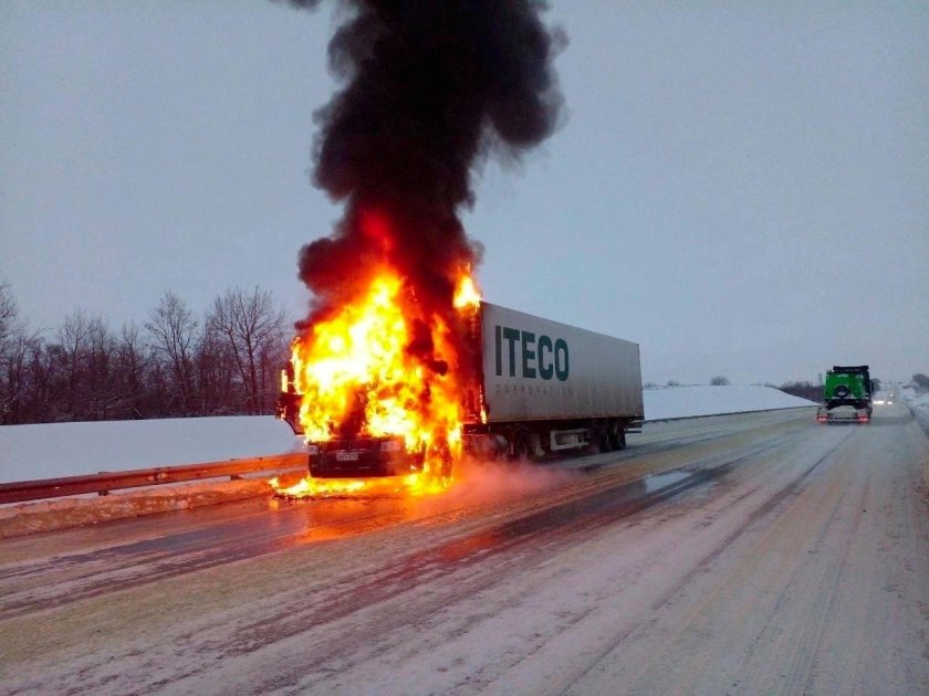 Горит КАМАЗ ночь