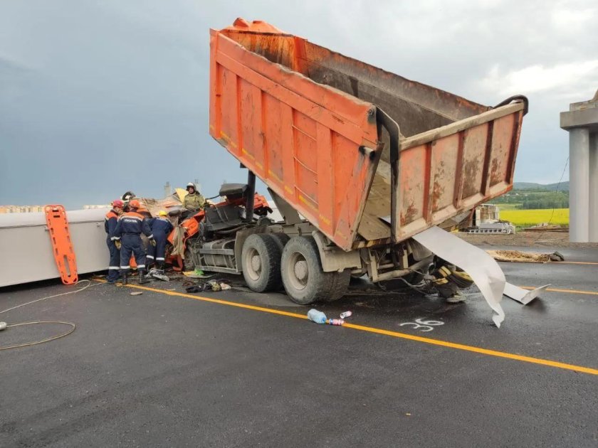 Самосвал разгружается