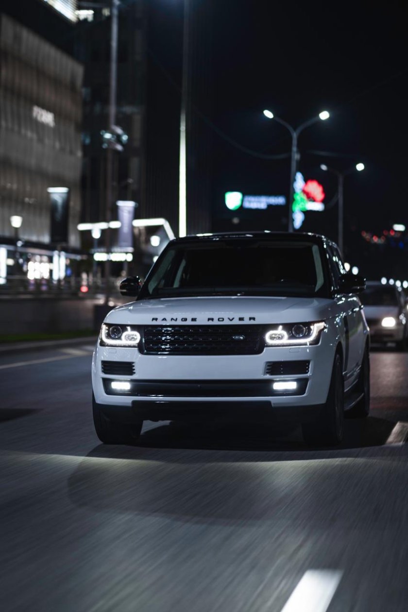 Рендж Ровер спорт ночью зимой 2021