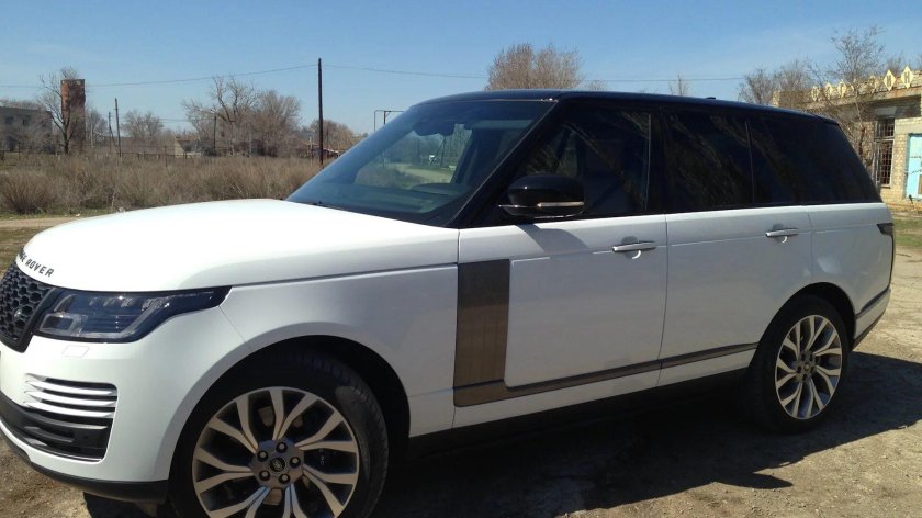 Рендж Ровер белый с черной крышей