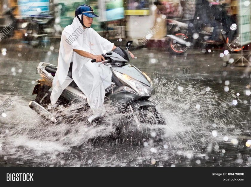 Мопед дождь
