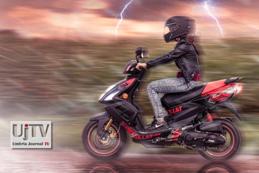 На скутере в дождь