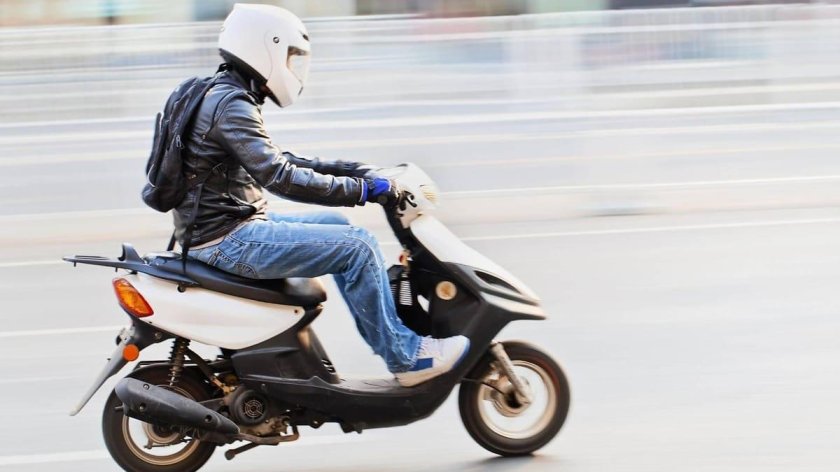 Человек на мопеде