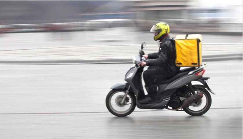 Доставщик на мотоцикле