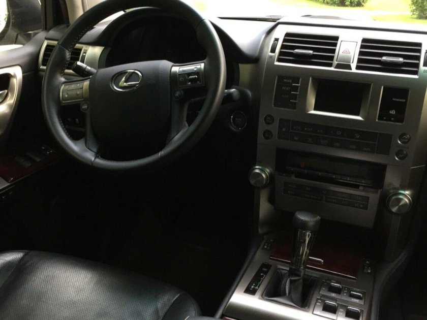 Lexus gx460 с маленьким монитором