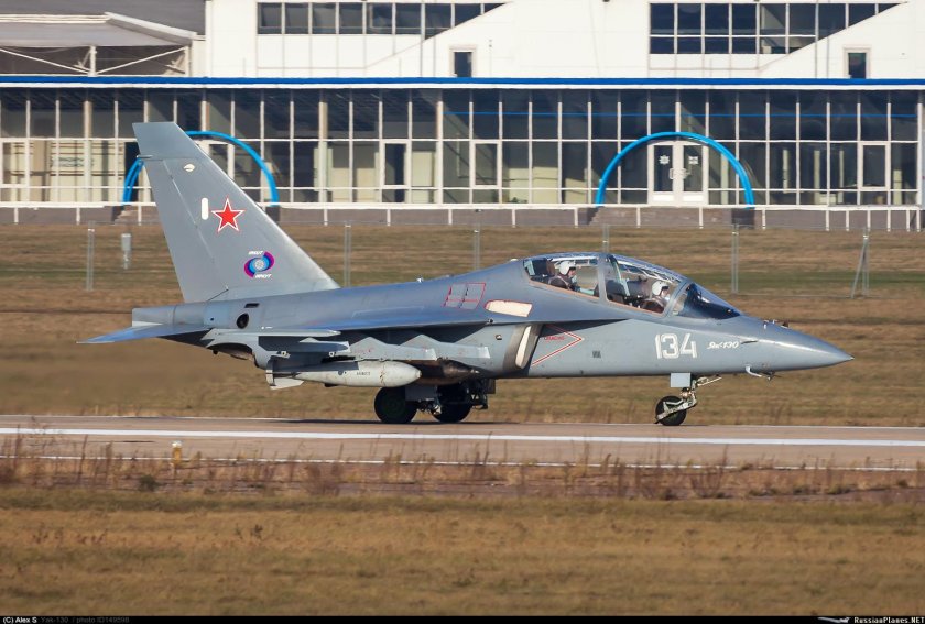 Як-130 на стоянке