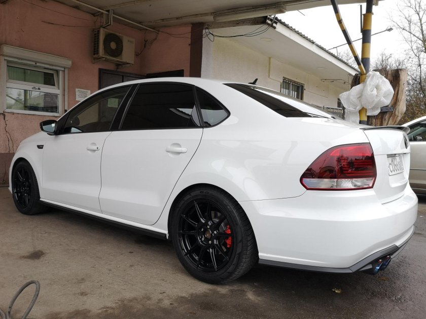 Черный VW Polo sedan r17