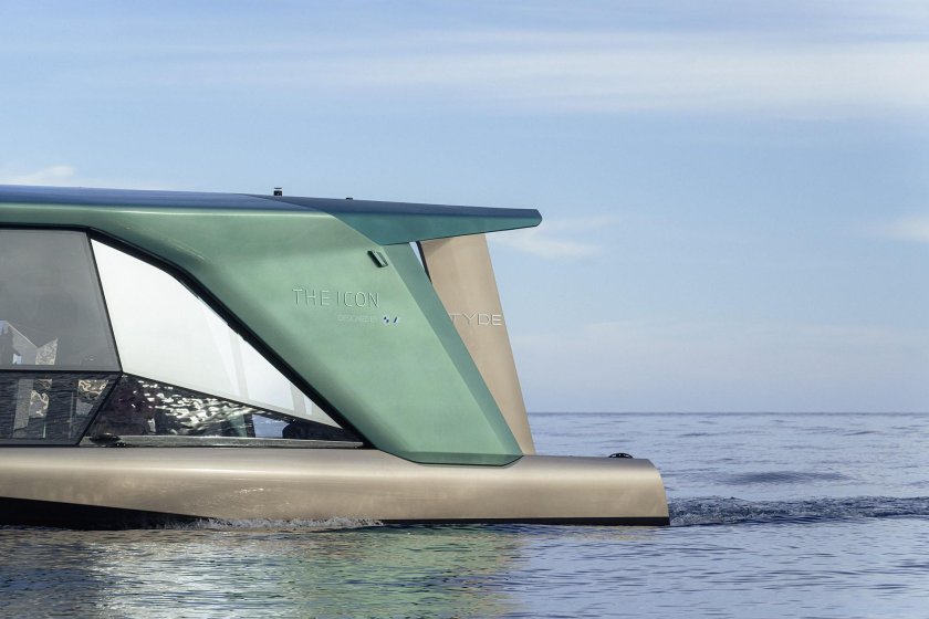 Яхта на подводных крыльях