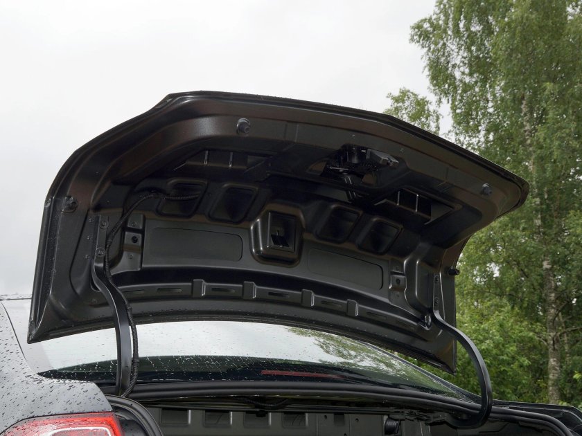 Обшивка крышки багажника Равон р4