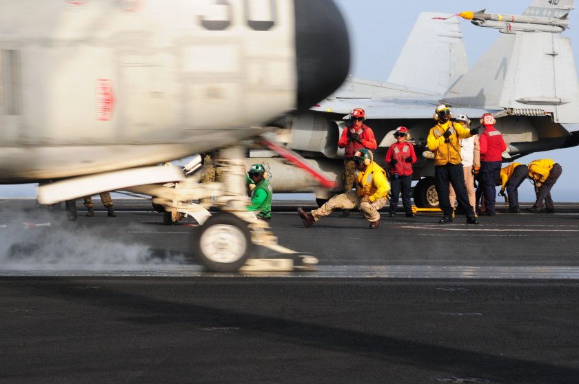 Самолет на катапульте авианосца