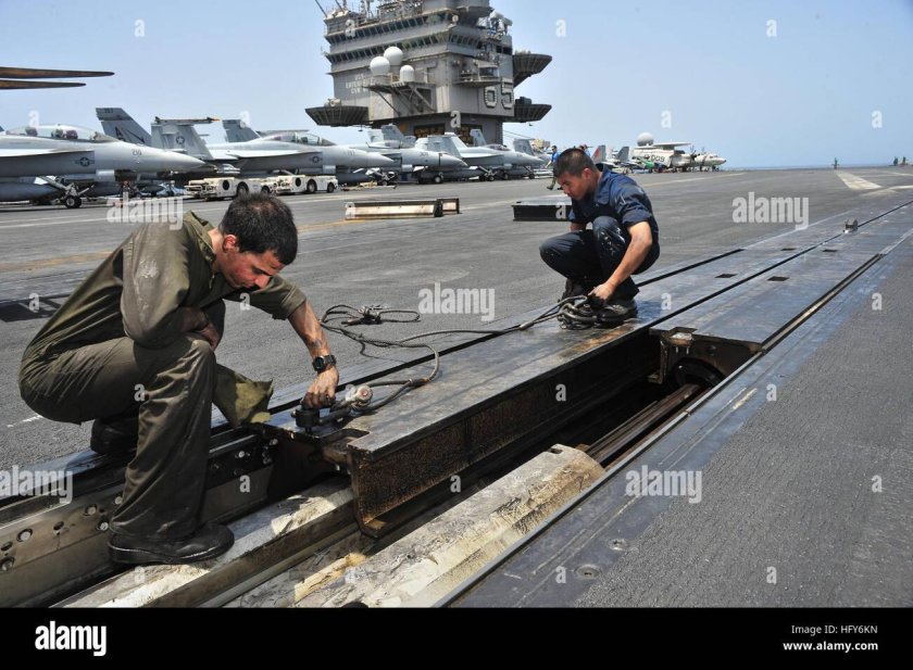 Гидравлическая катапульта авианосца