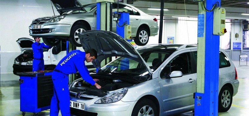 Автомобиль в сервисе