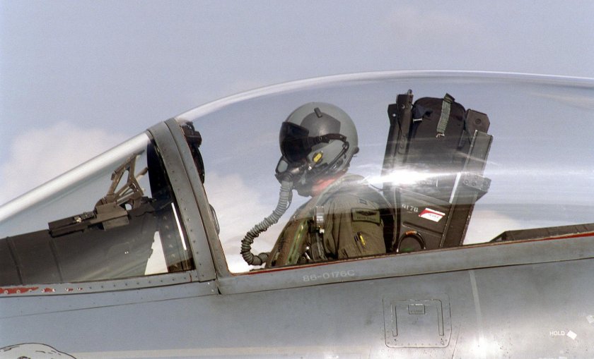 Кабина пилота самолета