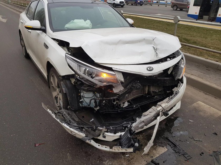 Разбитая Киа Оптима белая