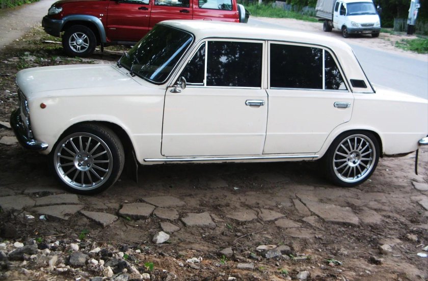 ВАЗ 2101 белая slik r17
