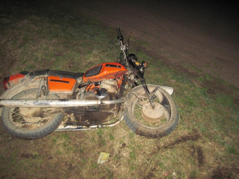 Разбитый мотоцикл ИЖ Юпитер 5