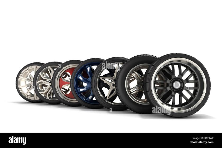 Шины на белом фоне