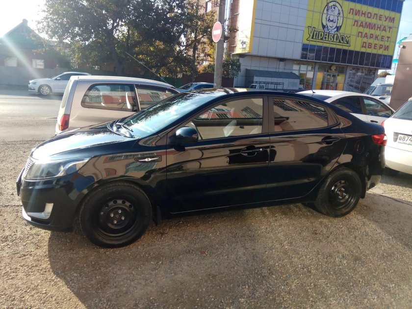 Черная Киа Рио хэтчбек на черных штампах