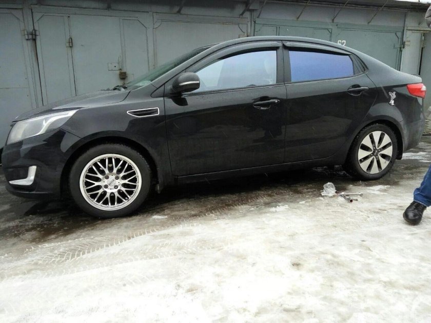 Kia Rio 4 черный r16